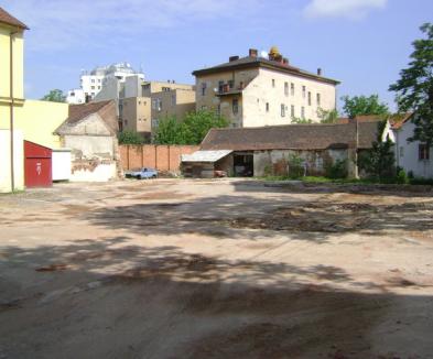 Parcarea din curtea Primăriei se extinde, prin demolarea clădirilor (FOTO)